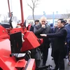 Phó Thủ tướng Vương Đình Huệ xem mẫu xe máy kéo nổi tiếng của nhà máy sản xuất ôtô MAZ của Belarus. (Ảnh: Trần Hiếu/TTXVN)