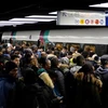 Hành khách chờ tàu tại nhà ga Chatelet-les Halles ở Paris, Pháp sau khi nhiều tuyến tàu điện ngầm ở thủ đô Paris buộc phải ngừng hoạt động hoàn toàn do đình công. (Ảnh: AFP/TTXVN)