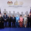 Các đại biểu chụp ảnh lưu niệm tại lễ khai mạc Hội nghị thượng đỉnh Hồi giáo ở Kuala Lumpur. (Ảnh: AFP/TTXVN)