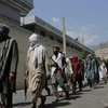 Các tay súng Taliban đầu hàng tại tỉnh Kunar, Afghanistan, ngày 4/9. (Ảnh: THX/TTXVN)