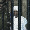 Cựu Tổng thống Sudan Omar al-Bashir (giữa) xuất hiện tại phiên tòa ở thủ đô Khartoum ngày 31/8. (Ảnh: AFP/TTXVN)