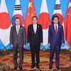Tổng thống Hàn Quốc Moon Jae-in, Thủ tướng Trung Quốc Lý Khắc Cường và Thủ tướng Nhật Bản Shinzo Abe tại cuộc họp báo chung ở Thành Đô, Trung Quốc. (Ảnh: Yonhap/TTXVN)