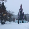 Cây thông Năm mới đã được dựng sẵn tại quảng trường trung tâm thành phố Novosibirsk. (Ảnh: Trần Hiếu/TTXVN)