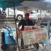 Bà Guadalupe Galicia bán bánh tamale và bánh pudding gạo tại New York, Mỹ. (Ảnh: AFP/TTXVN)