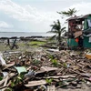 Nhà cửa bị hư hại khi bão Phanfone đổ bộ vào tỉnh Leyte, miền Trung Philippines. (Ảnh: AFP/TTXVN)