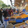 Người dân mua thực phẩm tại Tehran, Iran. (Ảnh: AFP/TTXVN)