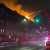 Lính cứu hỏa nỗ lực dập lửa tại hiện trường vụ hỏa hoạn ở thành phố Minneapolis, bang Minnesota, Mỹ sáng 25/12. (Ảnh: CNN/TTXVN)