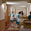 Nhân viên làm việc tại một khách sạn ở Tokyo, Nhật Bản. (Ảnh: AFP/TTXVN)