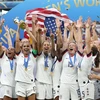 Niềm vui của các cô gái đội tuyển Mỹ khi họ đăng quang ngôi vô địch World Cup bóng đá nữ 2019 ở Lyon, Pháp. (Ảnh: THX/TTXVN)