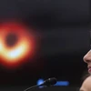 Các nhà khoa học thuộc nhóm Event Horizon Telescop Collaboration công bố hình ảnh đầu tiên về hố đen trong vũ trụ. (Ảnh: AFP/TTXVN)
