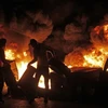 Người biểu tình đốt phá phong tỏa một tuyến đường ở thành phố Sidon, miền nam Liban. (Ảnh: AFP/TTXVN)