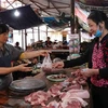 Thịt lợn tăng giá khiến người dân dè dặt hơn khi mua thịt lợn. (Ảnh: Thanh Thương/TTXVN)