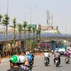 Dự án cầu vượt An Dương-Thanh Niên với mức đầu tư hơn 300 tỷ đồng ở Hà Nội đang hoàn tất công đoạn cuối chuẩn bị khánh thành sau một năm thi công. (Ảnh: Minh Sơn/Vietnam+)
