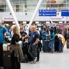 Hành khách chờ đợi tại quầy dịch vụ ở sân bay ở Duesseldorf, Đức do tiếp viên đình công. (Ảnh: AFP/TTXVN)