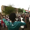Người biểu tình tập trung bên ngoài trụ sở quân đội ở Khartoum, Sudan. (Ảnh: AFP/TTXVN)