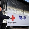 Kiểm tra chuyến xe chở thuốc điều trị cúm Tamiflu do Hàn Quốc viện trợ cho Triều Tiên, tại thành phố biên giới Paju. (Ảnh: AFP/TTXVN)