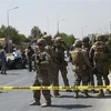 Binh sỹ Mỹ và lực lượng an ninh Afghanistan điều tra tại hiện trường một vụ tấn công ở Kabul, Afghanistan. (Ảnh: AFP/TTXVN)