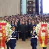 Nhà lãnh đạo Triều Tiên Kim Jong-un (giữa) viếng Cung Thái Dương nhân lễ kỷ niệm 25 năm ngày mất của lãnh tụ Kim Nhật Thành. (Ảnh: AFP/TTXVN)