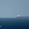 Một tàu chở dầu tiến về Eo biển Hormuz ở ngoài khơi vùng biển Khasab (Oman). (Ảnh: AFP/TTXVN)