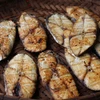 Sản phẩm cá thu nướng của người dân Sầm Sơn. (Ảnh: Khiếu Tư/TTXVN)