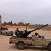 Lực lượng tự xưng Quân đội Quốc gia Libya (LNA) trong cuộc giao tranh với lực lượng Chính phủ Đoàn kết dân tộc Libya (GNA) tại khu vực phía nam Tripoli, Libya. (Ảnh: AFP/TTXVN)