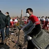 Nhân viên cứu hộ làm nhiệm vụ tại hiện trường máy bay Boeing 737 gặp nạn ở gần thủ đô Tehran, Iran. (Ảnh: THX/TTXVN)