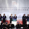 Thủ tướng Nguyễn Xuân Phúc, ông Nikai Toshihiro, Tổng thư ký đảng Dân chủ Tự do Nhật Bản và các đại biểu trồng hoa sen Oga. (Ảnh: Thống Nhất/TTXVN)