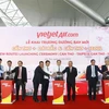 Chủ tịch Ủy ban Trung ương MTTQ Việt Nam Trần Thanh Mẫn cùng các đại biểu thực hiện nghi thức khai trương 2 đường bay mới. (Ảnh: Thanh Liêm/TTXVN)