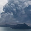 Núi lửa Taal ở Tagaytay, Philippines phun tro bụi ngày 13/1. (Ảnh: THX/TTXVN)
