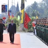 Thủ tướng Nguyễn Xuân Phúc với các cán bộ, sỹ quan của Trường Sỹ quan Lục quân 2. (Ảnh: Thống Nhất/TTXVN)