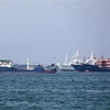 Tàu chở hàng tại khu vực vùng Vịnh, ngoài khơi thành phố cảng Bandar Abbas của Iran, một vị trí chiến lược ở Eo biển Hormuz. (Ảnh: AFP/TTXVN)