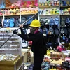 Người biểu tình phá hoại một cửa hàng ở Hong Kong. (Ảnh: AFP/TTXVN)