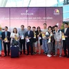 Tặng hoa, quà chúc mừng các vị khách quốc tế khai trương đường bay Đài Loan (Trung Quốc) đến Đà Nẵng. (Ảnh: Trần Lê Lâm/TTXVN)