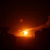 Một quả bóng cháy phát nổ trong cuộc không kích do Israel tiến hành tại Dải Gaza tối 15/1. (Ảnh: THX/TTXVN)