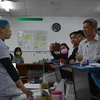 Thứ trưởng Bộ Y tế Nguyễn Trường Sơn đến kiểm tra công tác chuẩn bị phòng chống dịch bệnh nCov tại bệnh viện Đà Nẵng. (Ảnh: Văn Dũng/TTXVN)