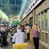 Chợ thuốc Tô Hiến Thành (quận 10) thu hút đông đảo người dân đến mua khẩu trang y tế và dung dịch rửa tay sát khuẩn. (Ảnh:Đinh Hằng/TTXVN)