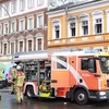 Lính cứu hỏa triển khai dập tắt đám cháy trên phố Einbecker thuộc quận Lichtenberg ở Berlin. (Ảnh: Anh Đức/TTXVN)