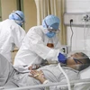 Nhân viên y tế chăm sóc bệnh nhân viêm đường hô hấp cấp do chủng virus corona mới tại bệnh viện ở Trùng Khánh, Trung Quốc. (Ảnh: THX/TTXVN)