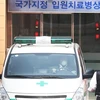 Xe cứu thương chở bệnh nhân nghi nhiễm virus corona tới bệnh viện ở Seoul, Hàn Quốc. (Ảnh: Yonhap/TTXVN)