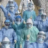 Nhân viên y tế làm việc tại khoa cách ly điều trị cho bệnh nhân nhiễm virus corona của bệnh viện Hỏa Thần Sơn ở Vũ Hán, tỉnh Hồ Bắc, Trung Quốc. (Ảnh: THX/TTXVN)