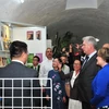 Chủ tịch Cuba Miguel Díaz-Canel thăm gian hàng của Việt Nam. (Ảnh: Vũ Lê Hà/TTXVN)