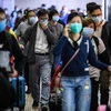 Hành khách đeo khẩu trang đề phòng lây nhiễm virus 2019-nCoV tại một nhà ga ở Hong Kong, Trung Quốc. (Ảnh: AFP/TTXVN)