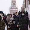 Người dân Nga và khách du lịch đeo khẩu trang phòng ngừa lây lan virus corona tại Moskva, Nga. (Ảnh: AFP/TTXVN)