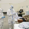 Nhân viên y tế điều trị cho bệnh nhân nhiễm virus corona chủng mới tại bệnh viện dã chiến ở Vũ Hán, tỉnh Hồ Bắc, Trung Quốc. (Ảnh: THX/TTXVN)