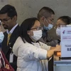 Hành khách đeo khẩu trang đề phòng lây nhiễm COVID-19 tại sân bay quốc tế Los Angeles, bang California, Mỹ. (Ảnh: AFP/TTXVN)