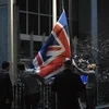 Lễ hạ quốc kỳ Anh tại trụ sở Nghị viện châu Âu ở Brussels, Bỉ tối 31/1, thời điểm Anh chính thức rời Liên minh châu Âu. (Ảnh: AFP/TTXVN)