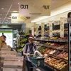 Người dân mua sắm tại một siêu thị ở Belsize Park, phía Bắc thủ đô London, Anh. (Ảnh: AFP/TTXVN)