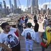 Khách du lịch trên cầu Brooklyn, New York, Mỹ. (Ảnh: AFP/TTXVN)