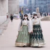 Khách du lịch đeo khẩu trang để phòng tránh lây nhiễm COVID-19 tại Seoul, Hàn Quốc. (Ảnh: THX/TTXVN)