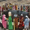 Người dân lấy nước uống tại một giếng nước ở bang Madhya Pradesh, Ấn Độ. (Ảnh: AFP/TTXVN)